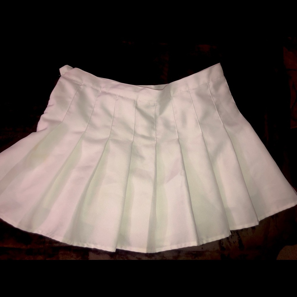 White pleated skirt !!!